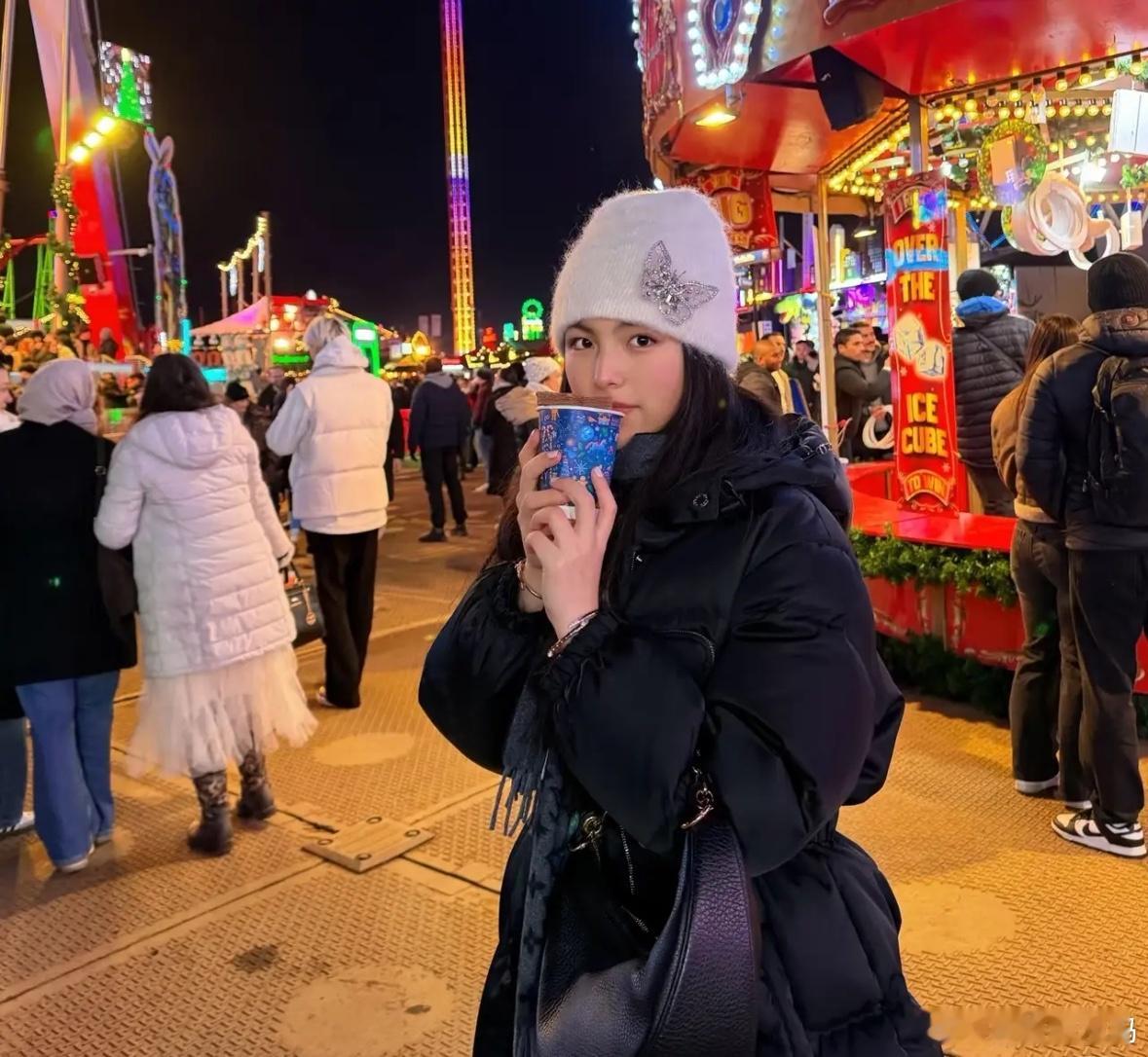 王诗龄晒晚上在英国逛街，冬季的氛围感太浓了，喝着咖啡好惬意！