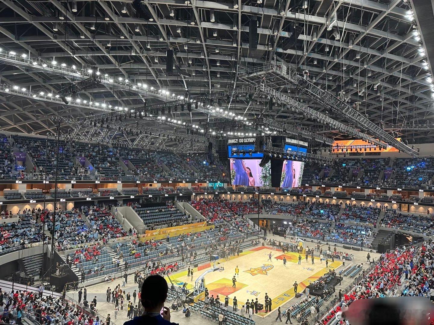 欧买噶NBA场内已经被王俊凯和任嘉伦粉丝占领了，，这就是流量的力量嘛😯​