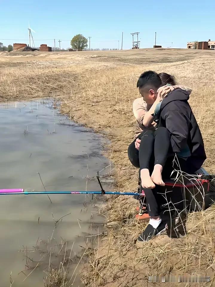 钓鱼就钓鱼呗,非要抱着老婆,又不能……