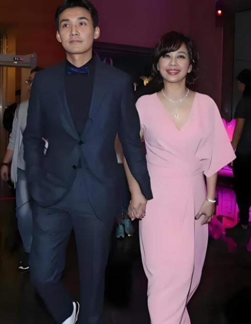 他26岁那年，拼命追一个34岁、有病、不能生、还穷的女人，所有人都说他疯了，他妈