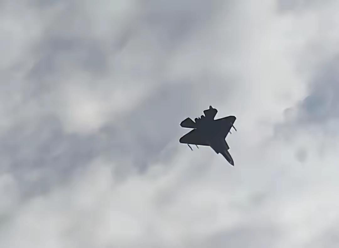 歼35外挂导弹开启野兽模式，量大管饱是战场不变的需求。