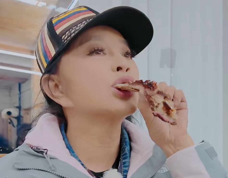 75岁的刘晓庆，自曝每顿至少吃一斤肉——所以她的身体好，不是没有原因的！在《