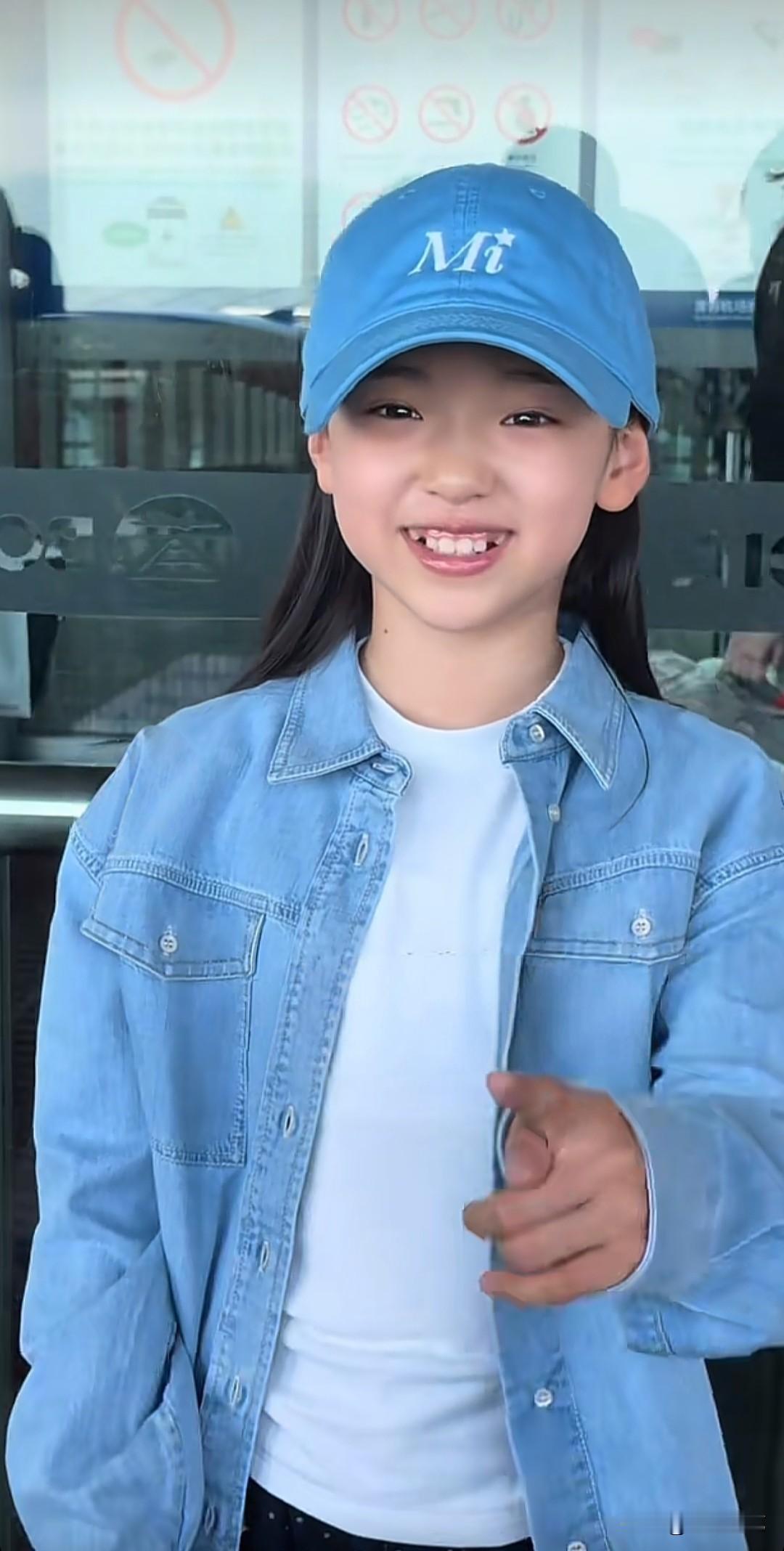 刚结束上海工作回京的董璇、张维伊，带着女儿小酒窝现身机场。董璇一身米白套装，温柔