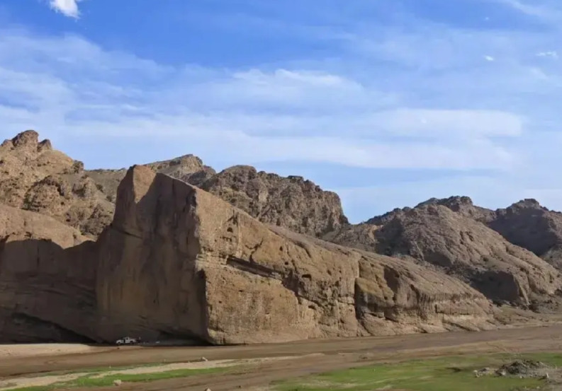 内蒙山洪事发地，棺材山，确实太像石棺了，旁边河道非常宽，很宽阔一大片野草地，不仔