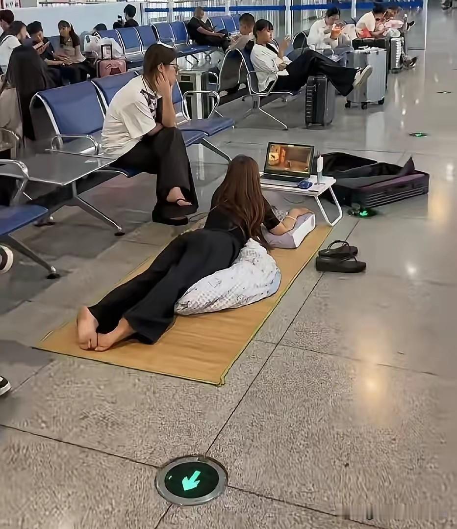 哇塞，这个美女，妥妥地，把候车大厅当成自己家的卧室了！你看看人家出个门儿，行