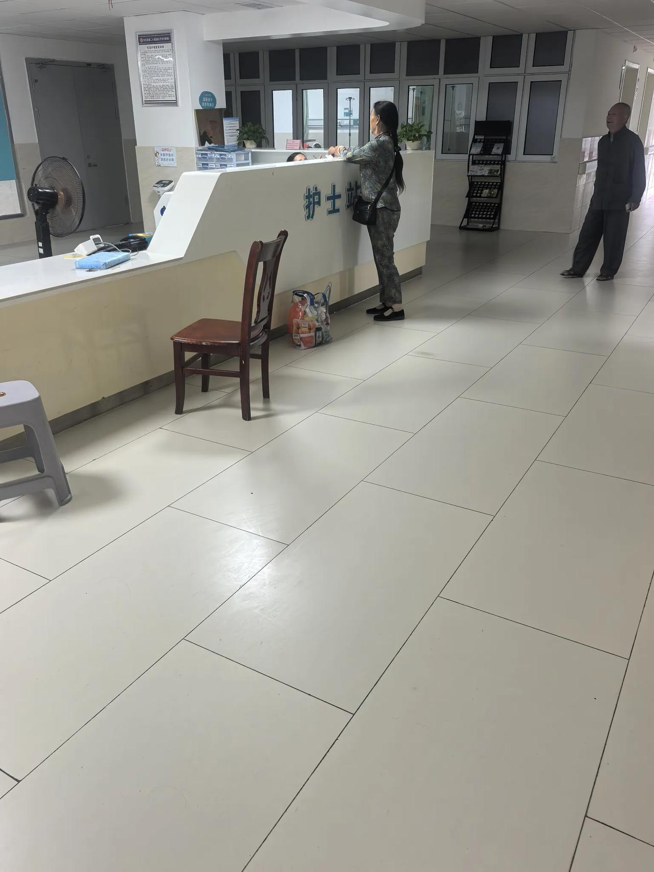 这医院，也跟学校一样。一批一批的来，一批一批的走。不同的是，医院都是愁眉苦脸