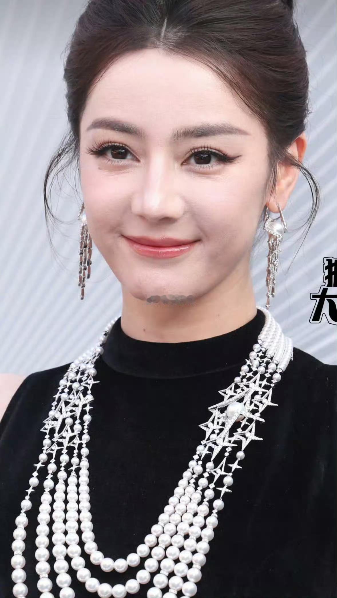 热巴生图这样还不够美吗？为什么还要纠结眼部细纹？热巴也已经三十多岁了，脸部正常衰