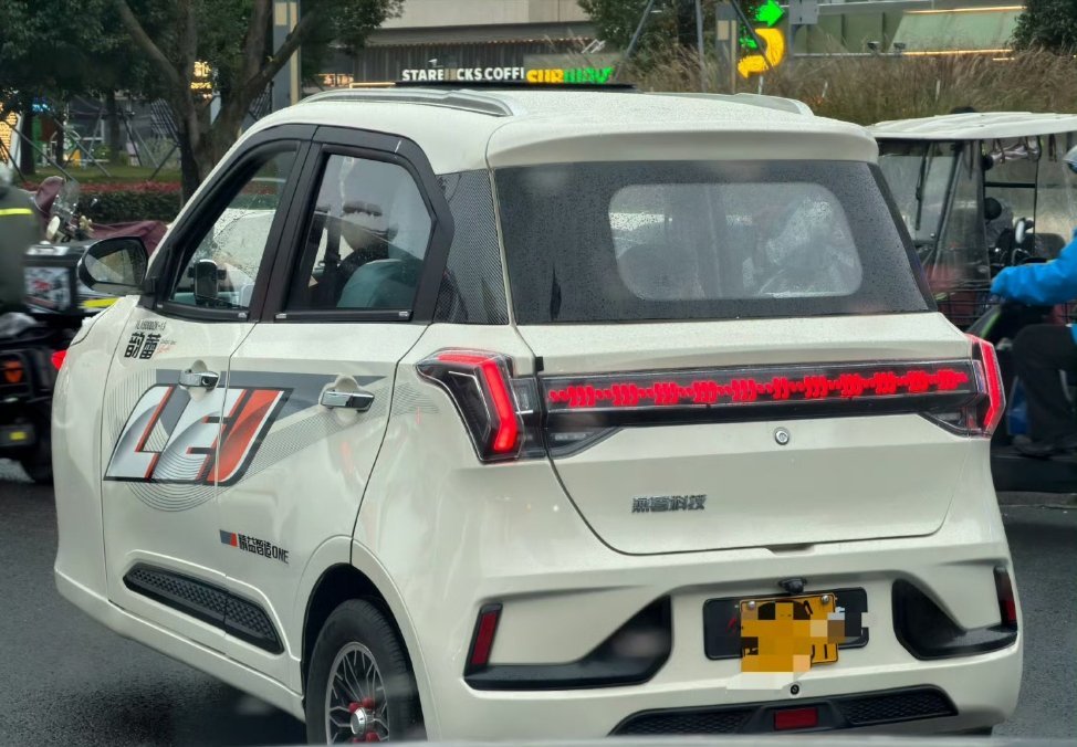 极氪0.01，这个尾灯但是做的挺好，灯珠发光均匀度还真行[doge]​​​