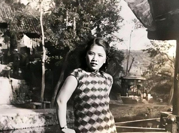 1938年，周恩来安排25岁的女特工王曼霞打入国民党高层刺探情报，谁料她竟嫁给了