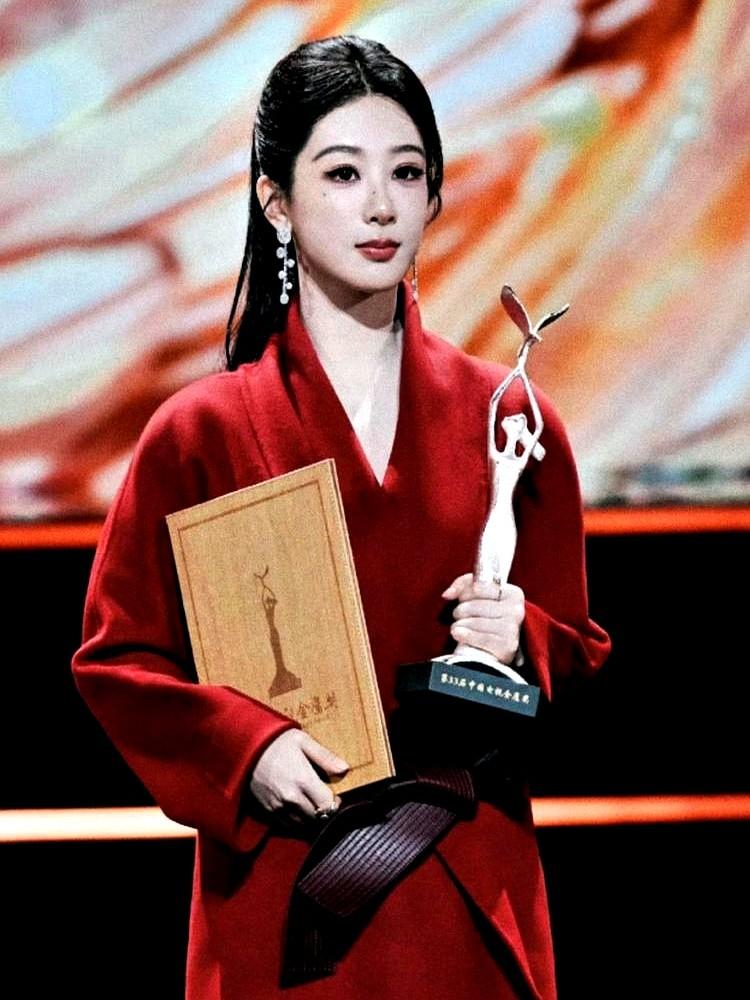 拿了白玉兰史上首个90后视后又怎样？杨紫这次还是卡在了金鹰奖提名上。三个月前