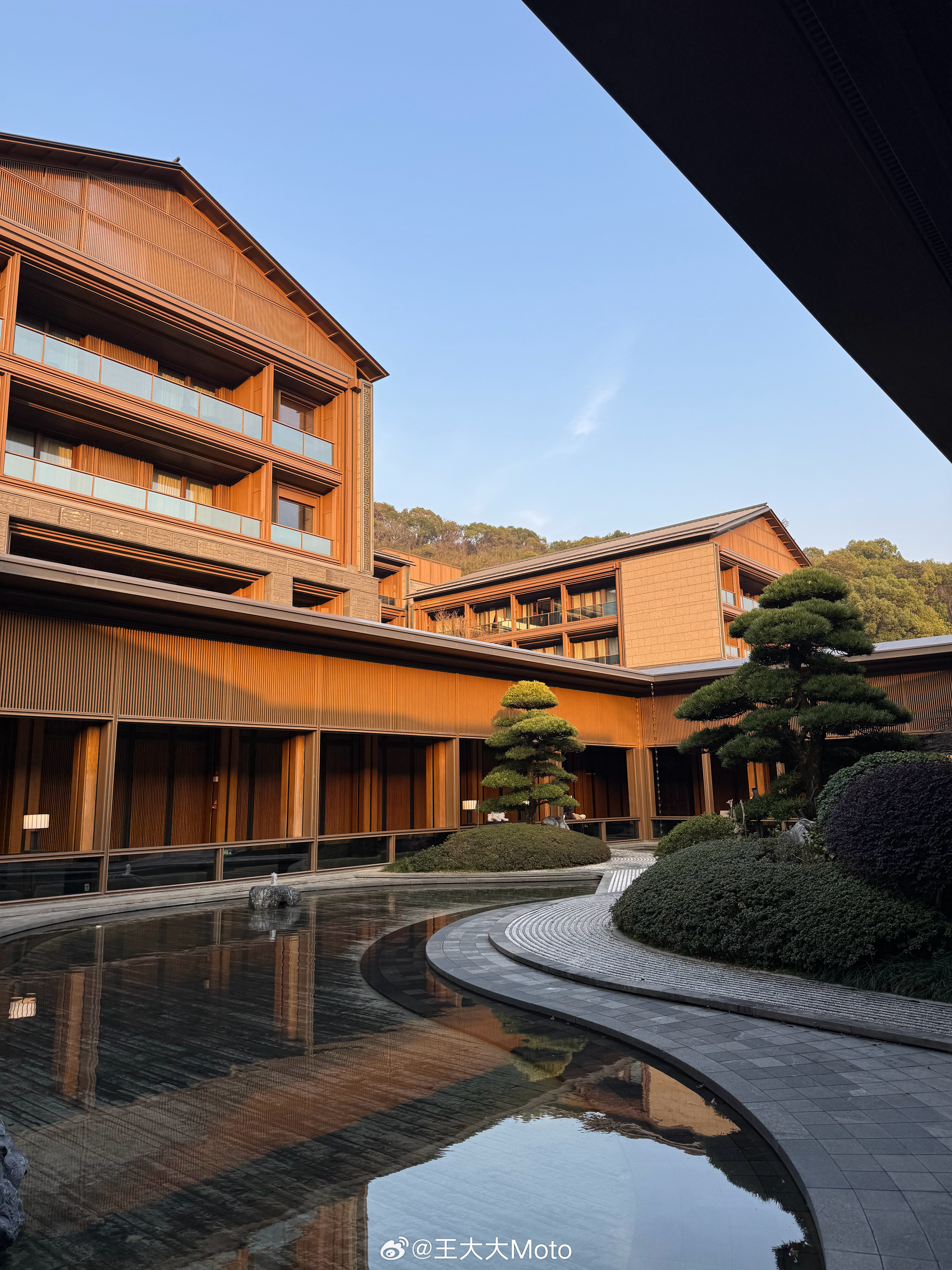 又住极氪牌酒店了说是网红小姐姐都来拍照打卡8X内饰看看和9X有啥区别杭州·杭州