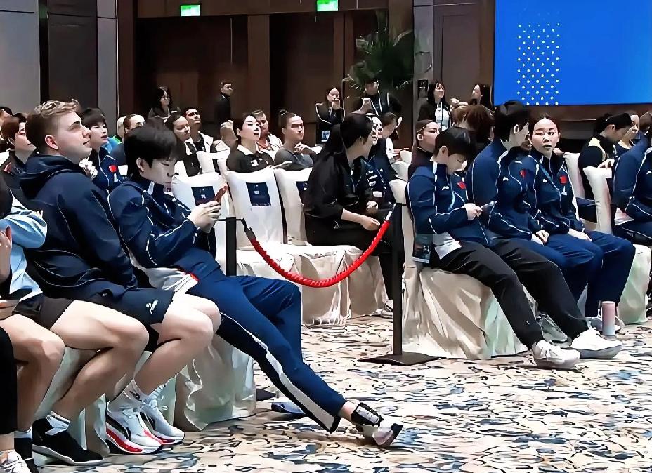 抽签仪式悠闲的哥姐，都在低头看手机，又同时都把大长腿伸了出去，怎么就感觉跟