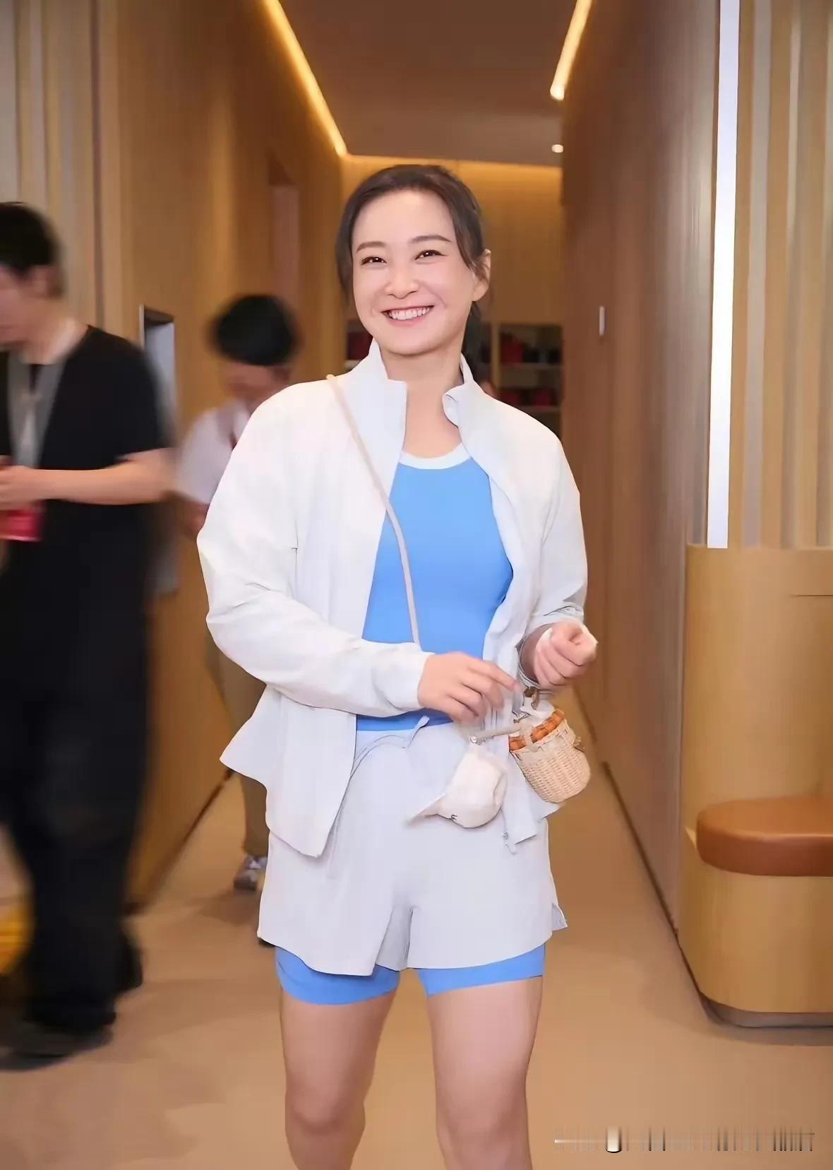 贾玲为演《热辣滚烫》先增重40斤后减100斤，瘦身秘诀如下：1.动力十足：为