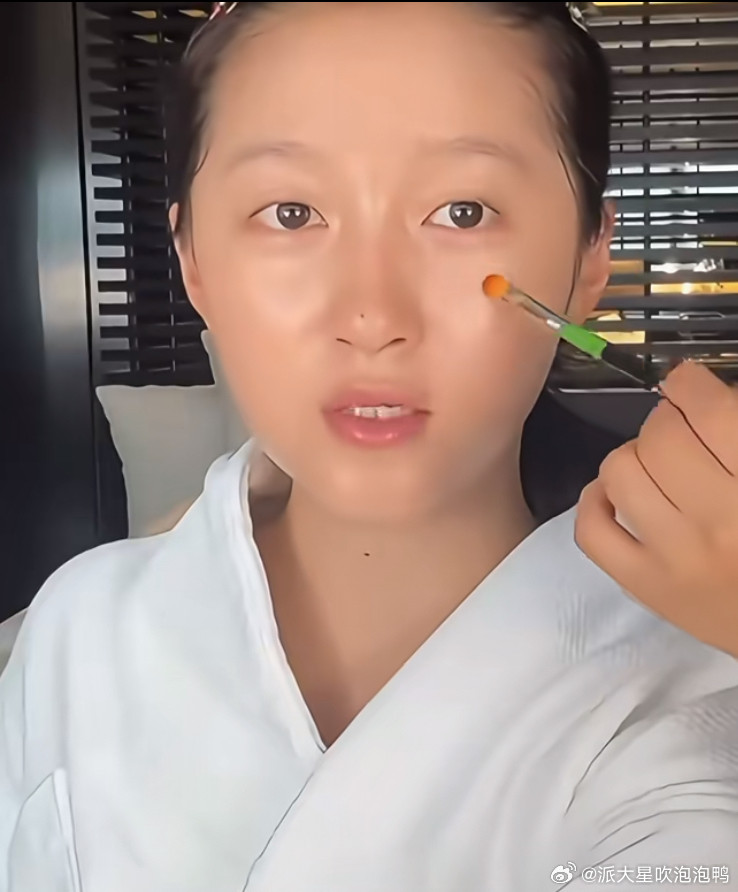 看了那么多女明星化妆视频，感觉关晓彤这状态才是最真实的不过真实归真实，这姑娘未免