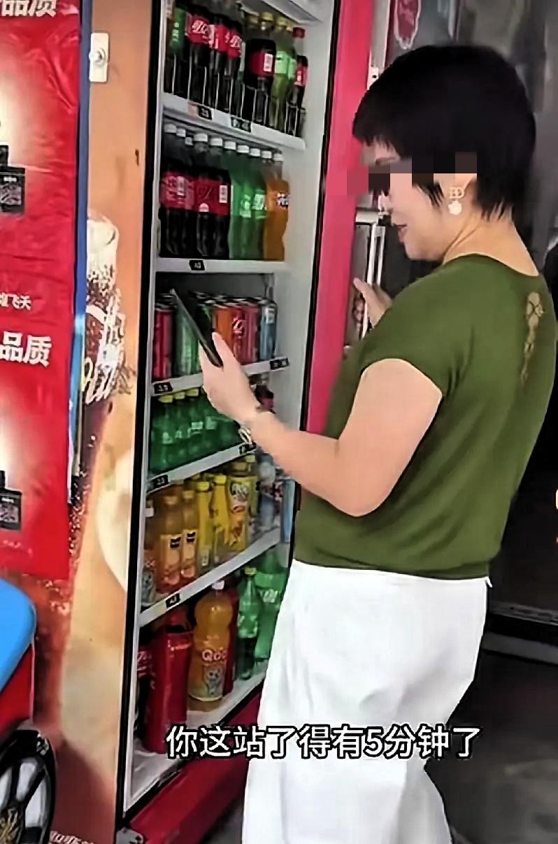 林子大了，什么鸟都有！一名女子走进街边商铺，并没有选购商品的意向，而是直接打