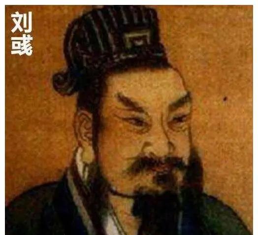 公元470年，南朝宋皇帝刘彧举行宫宴，要求女眷全都赤裸着身子参加，皇后在一旁用扇