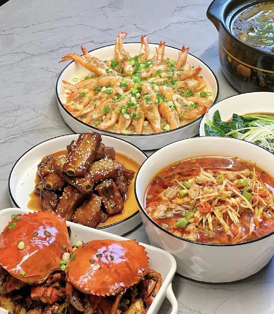 广东一女子不想做饭，点了私厨上门做饭，因厨师长的帅气女子想追求他