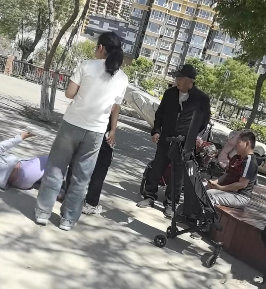 林子大了什么鸟都有。以前经常看到大爷大妈碰瓷的新闻，没想到今天一个老大爷被一个十