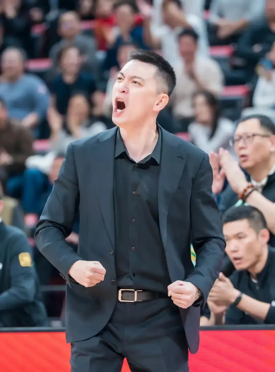 别再骂裁判眼瞎了。他可能看得一清二楚。你看到朱俊龙那个启动走步了吗？全网都