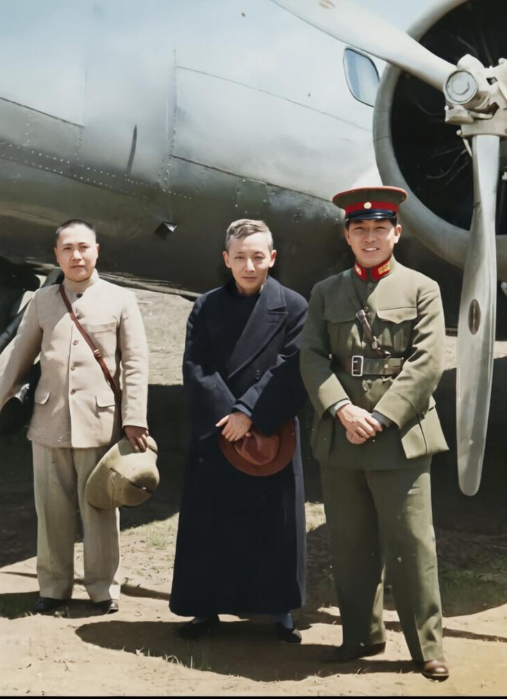 1935年，张学良一身戎装，在贵阳机场留下了一张罕见留影。