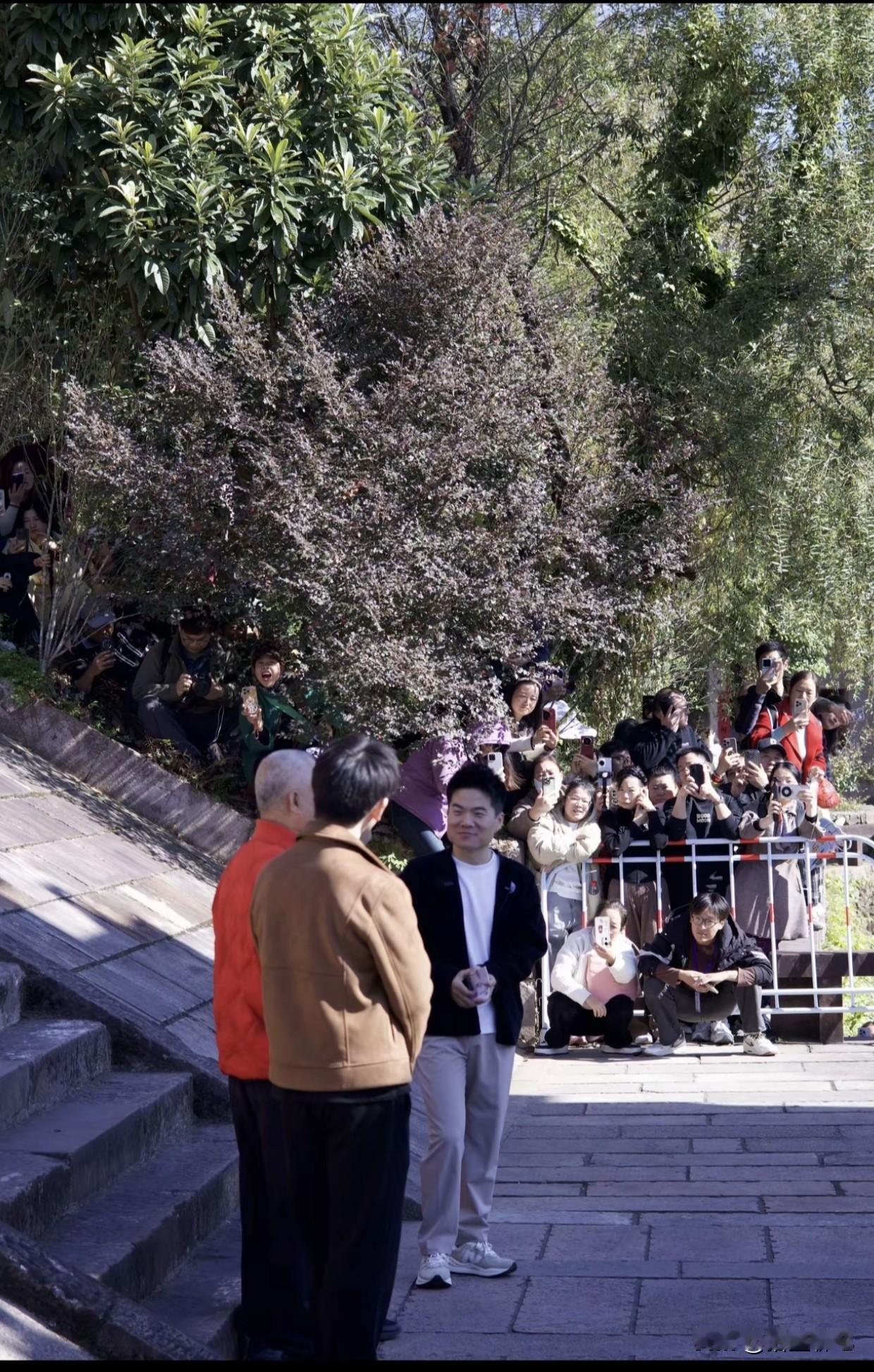 大家为了见董宇辉一面能有多拼？有人漂洋过海来看他；有人驱车几千公里向他聚拢；