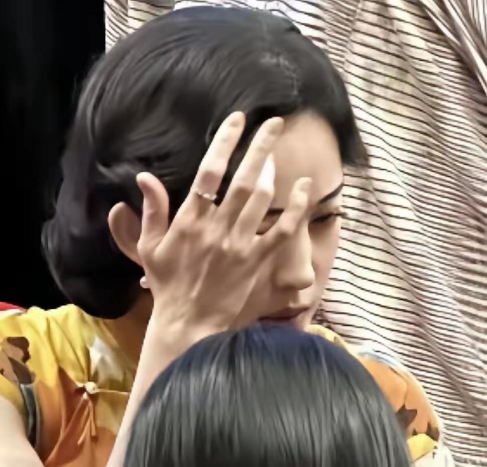 网友评价：脸依旧年轻，可手和脖子却已尽显老态。原本以为她只是徒有其表，没想到演