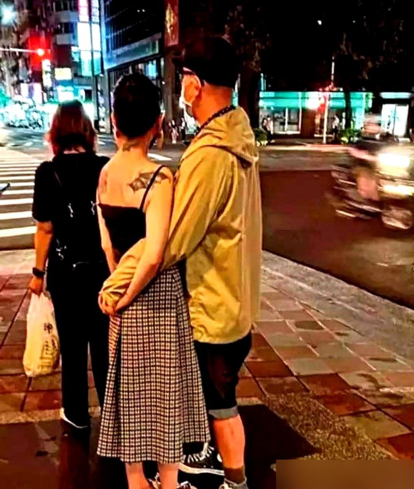 一件6年的外套，一个20年的发夹。曾经的美容大王大S，靠这个冲上了热搜。