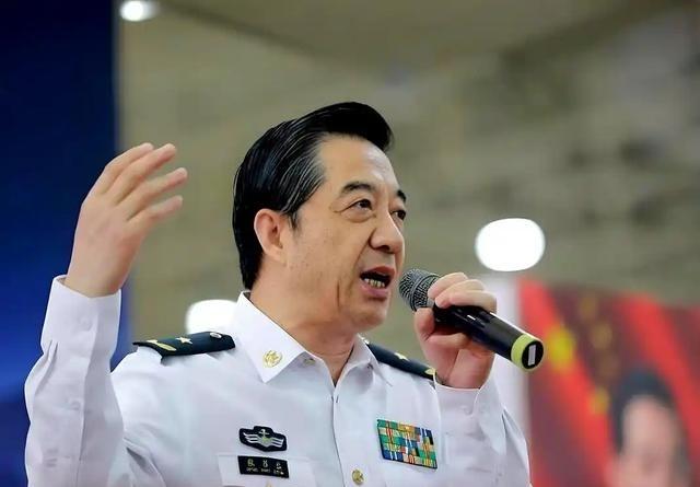 张召忠，我欠你一个道歉！2015年，他曾说了一句话“美国啥也不干，让东方大国追，