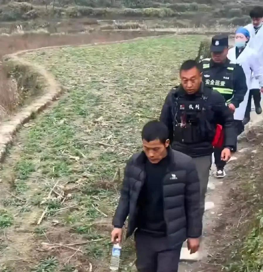 刀疤哥荒野活动退赛，张老六回应收益走红刀疤哥直播里脸白得吓人，说肚子绞痛扛不住