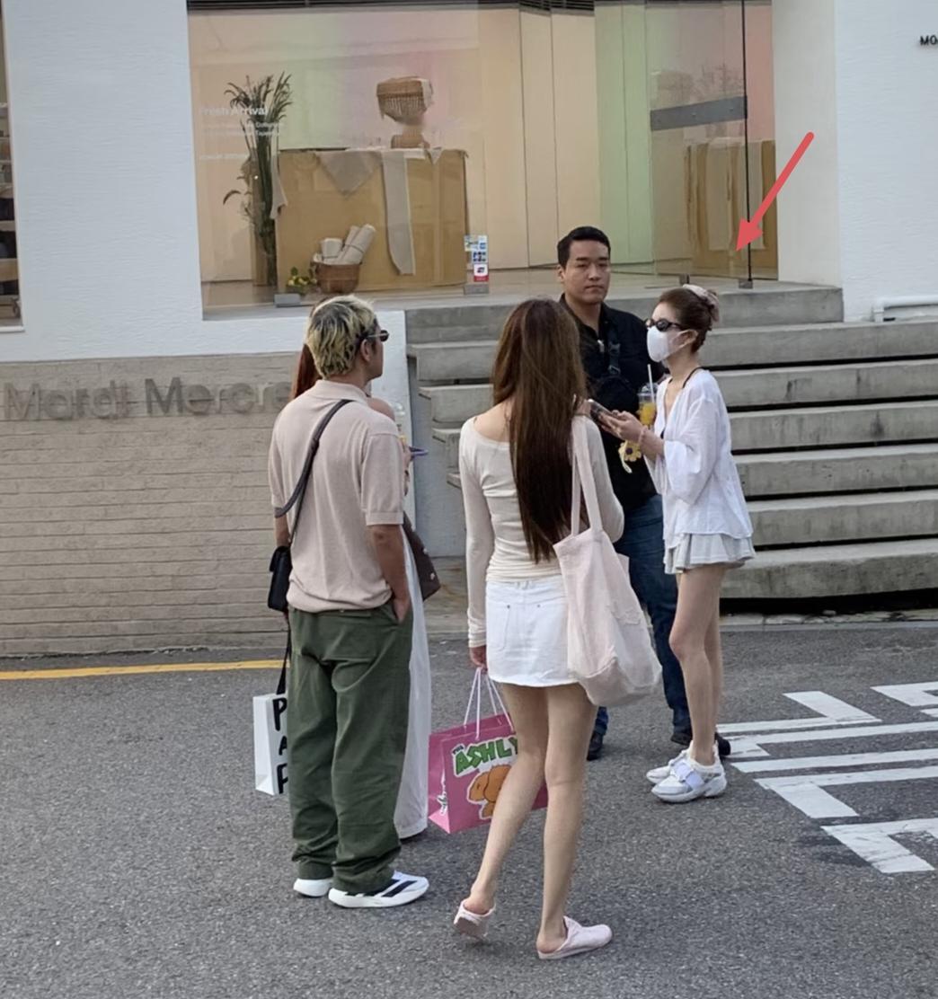 赵露思和奶奶、闺蜜一起到韩国旅游，她们一帮人在汉南洞逛街，赵露思穿着小短裙，扎着
