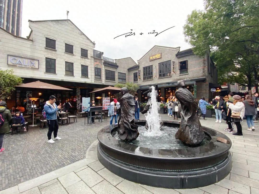 上海是一座因黄浦江分隔而呈现出截然不同风貌的“奇特”大城市，浦西颇具巴黎的典雅浪