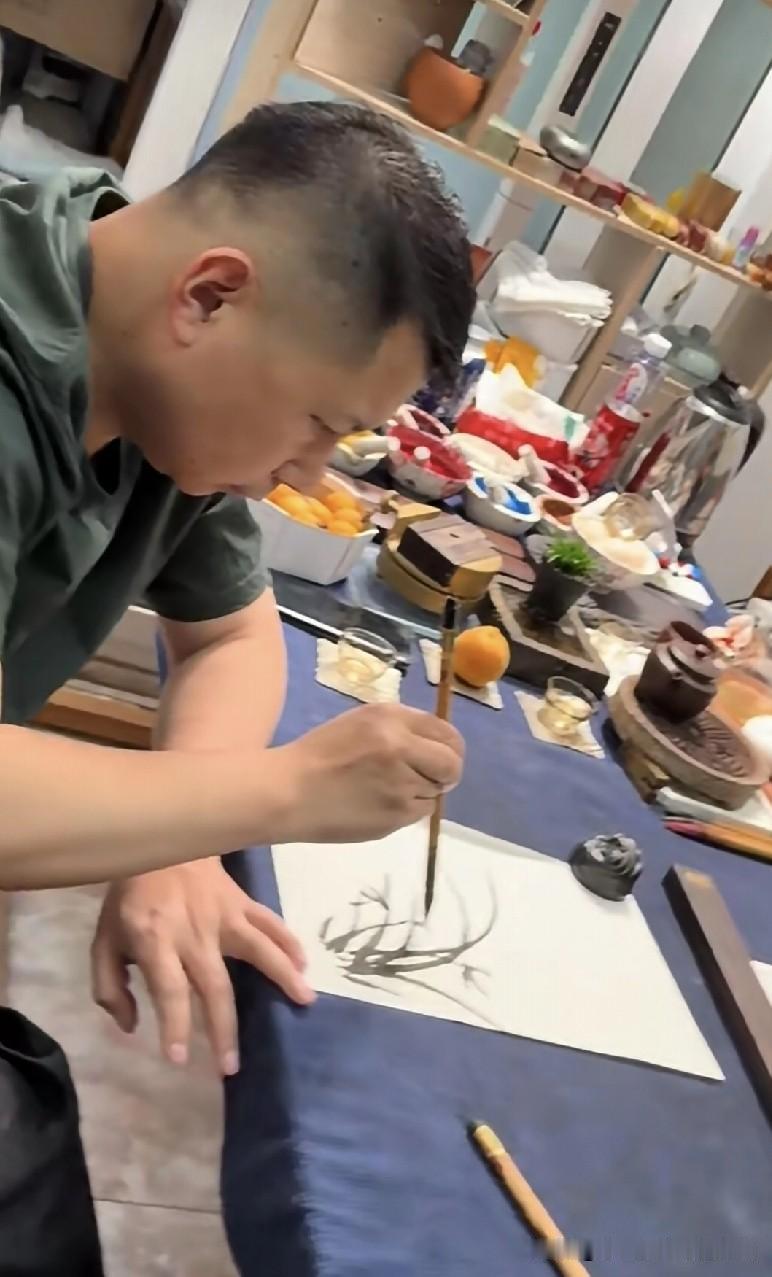 带艺投师的郭德纲原大弟子何云伟的字画又引发热议。有人说他功底比前师父郭德纲强，画