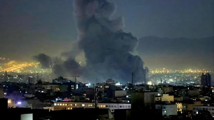 美军中东史上最强轰炸，哈尔克岛军事设施全部摧毁！很多人以为特朗普这是在对伊朗实施