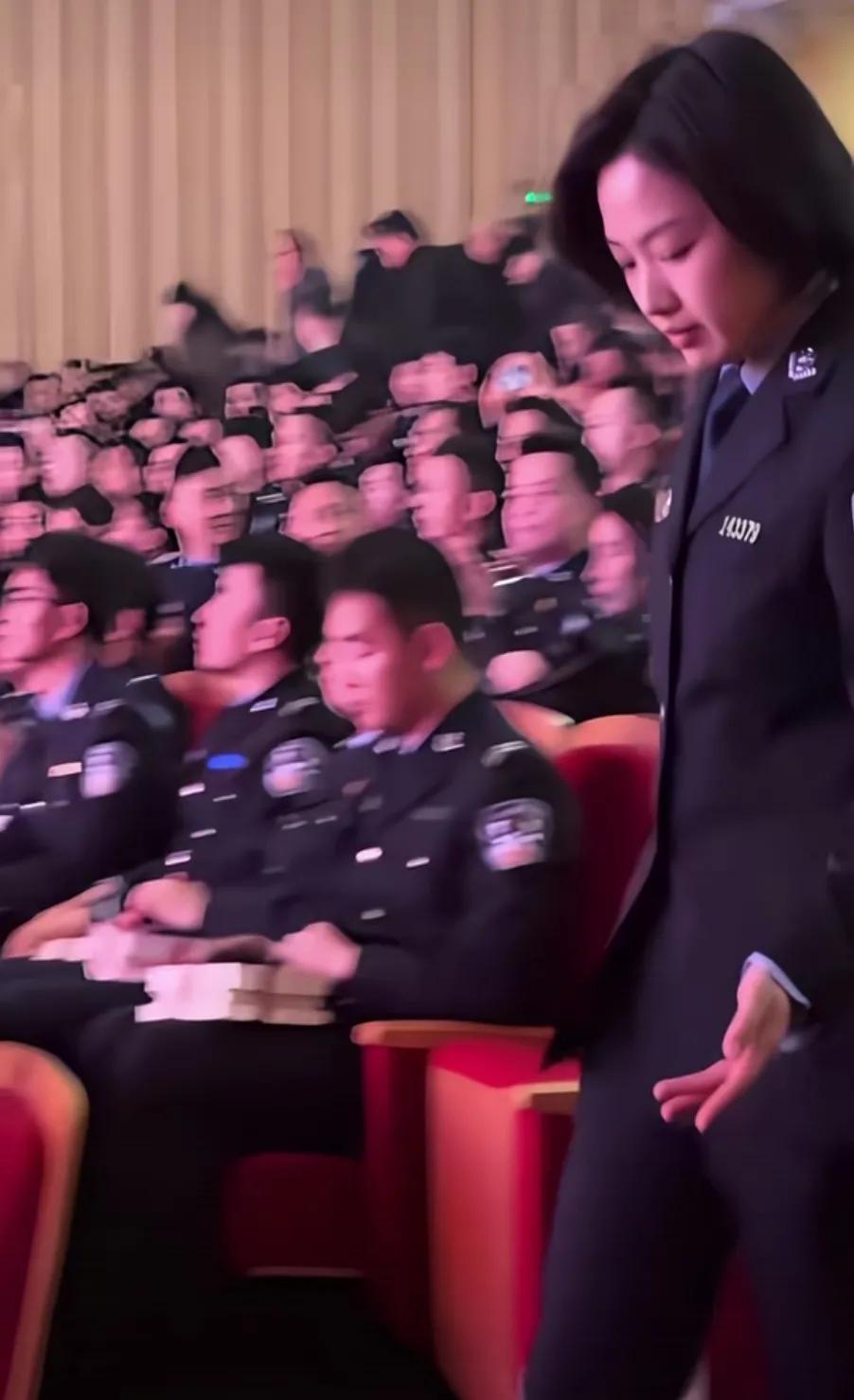 清纯阳光，青春靓丽，朴素无华新警花。