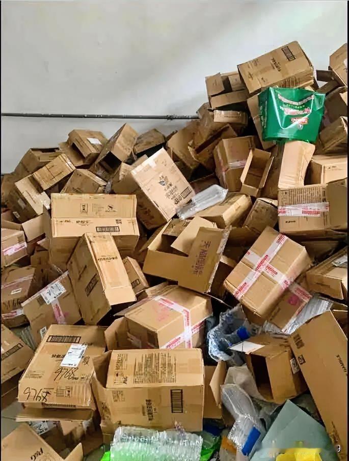 拆完快递，千万别把纸箱留家里！专家警告：小心“蟑螂安家”和“甲醛炸弹”你家角