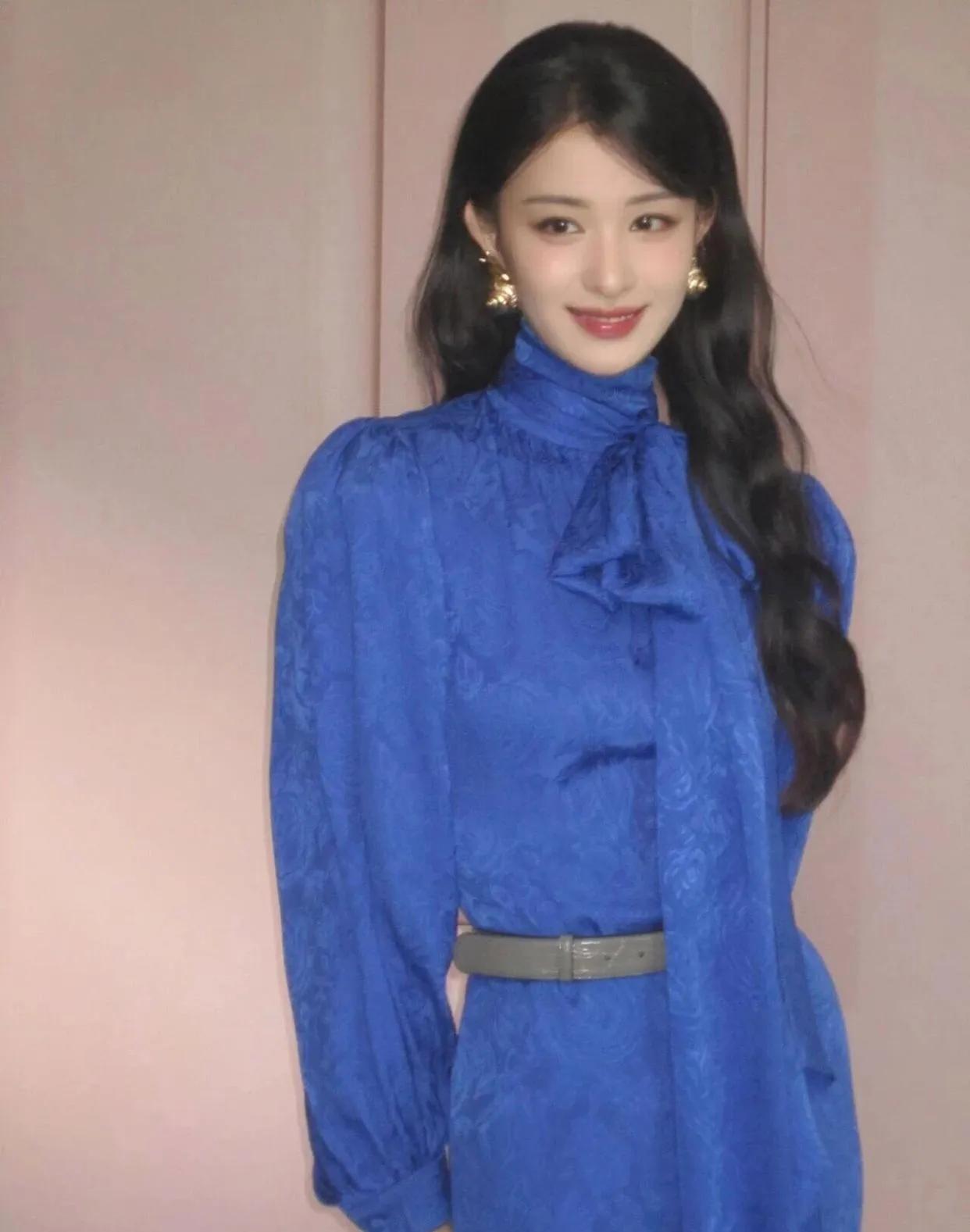 王楚然高级蓝造型气质女王实锤一袭高级蓝穿搭超亮眼，清冷又贵气，不愧是气质