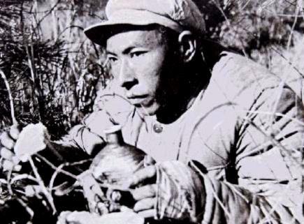 1952年上甘岭战场，美军正用刺刀挨个捅刺志愿军烈士的遗体，他们万万没想到，就在