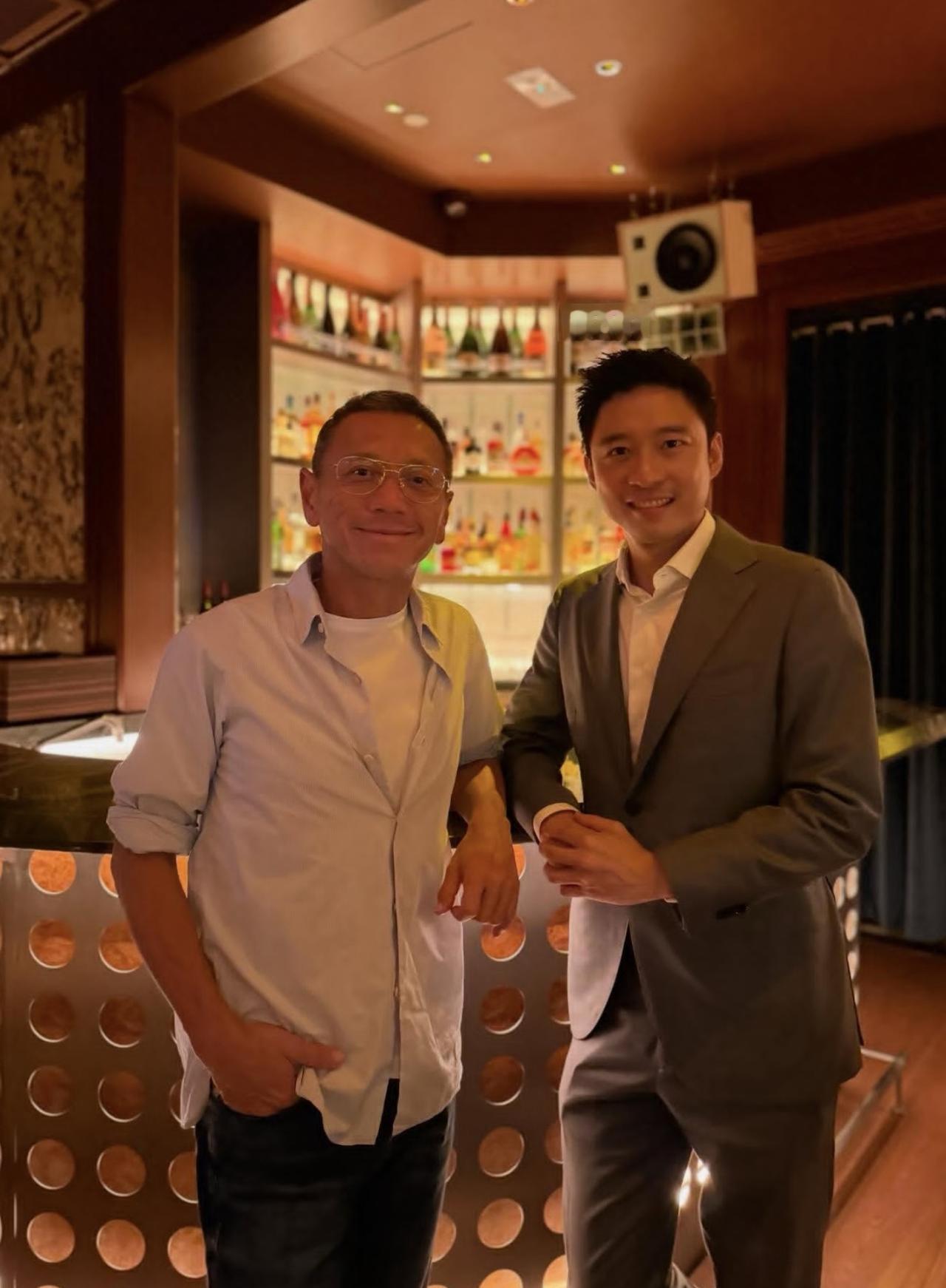 近日，杨其龙晒与霍启山合影，两人微笑的站在一起，都很温文尔雅的样子。一位是杨