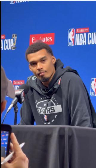 文班亚马解释马刺的新战法为何是“合乎道德”的篮球打法。文班亚马说他们击败雷