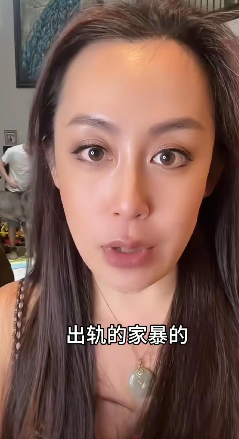 嫁到美国去的这位美女主播发视频称：美国是一个非常尊重女性的国度，男人很少家暴，家