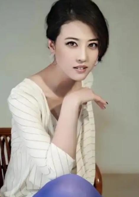 1991年，吕良伟和周海媚去离婚，没想到民政部门人说：你们压根就没结婚，你们在国