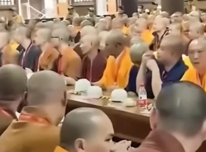 一座寺庙里这么多僧人要吃饭，他们不进工厂，不下田地，也不上战场，倘若有一天香火断