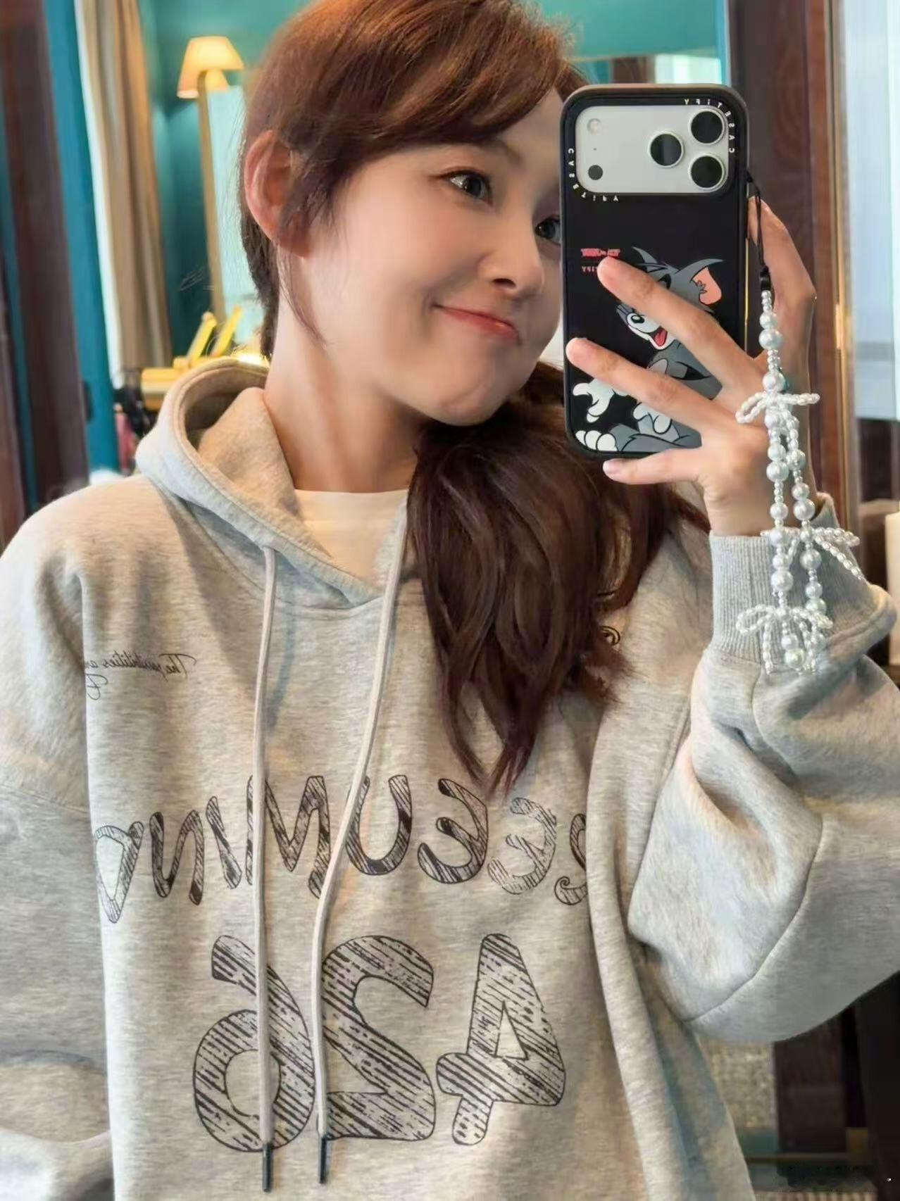 张佳宁的迪士尼vlog已成最新旅游模板！同款机位、同款表情、同款兴奋到模糊，下次