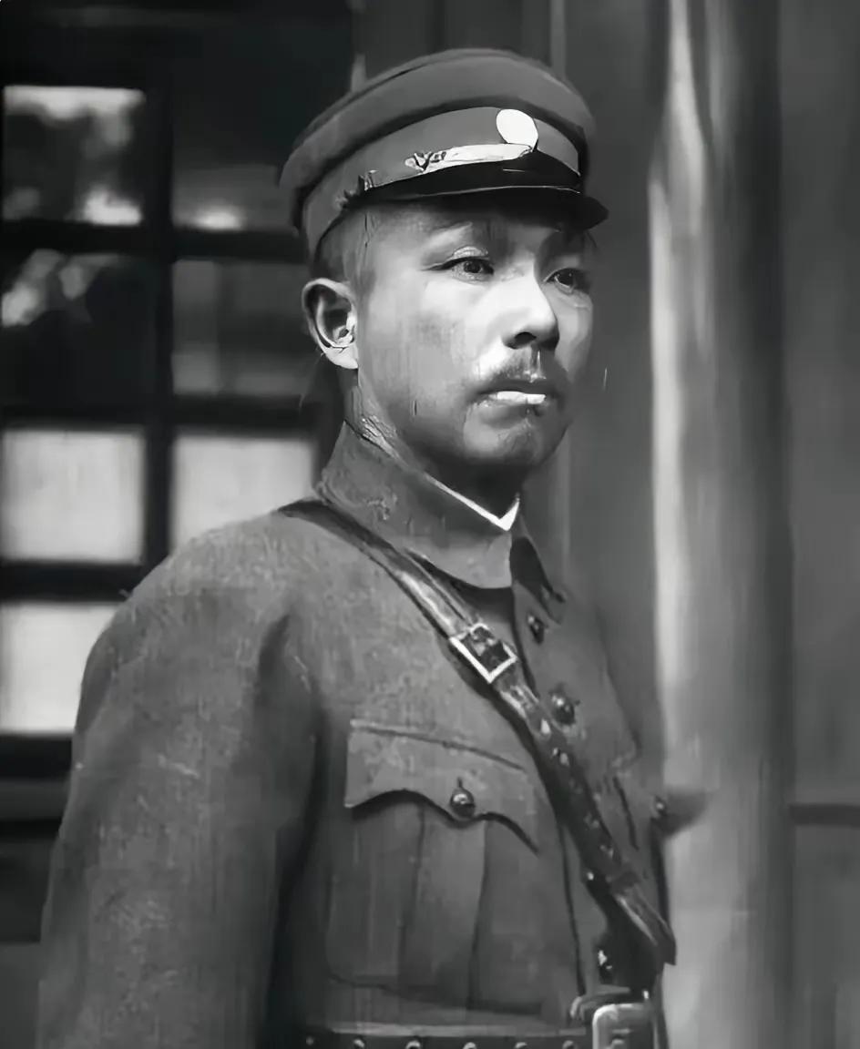血色风流1946年贵阳运动会上，杨森因认不出观众席中的女儿引发哄笑，这场闹剧正
