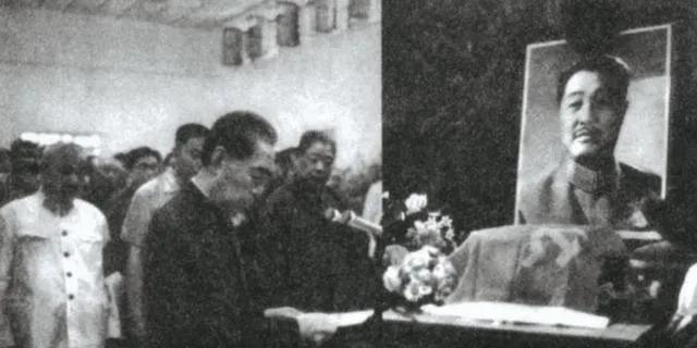 在1969年6月9日贺龙元帅骨灰安放仪式快要结束的时候，周总理在人群中意外停下脚