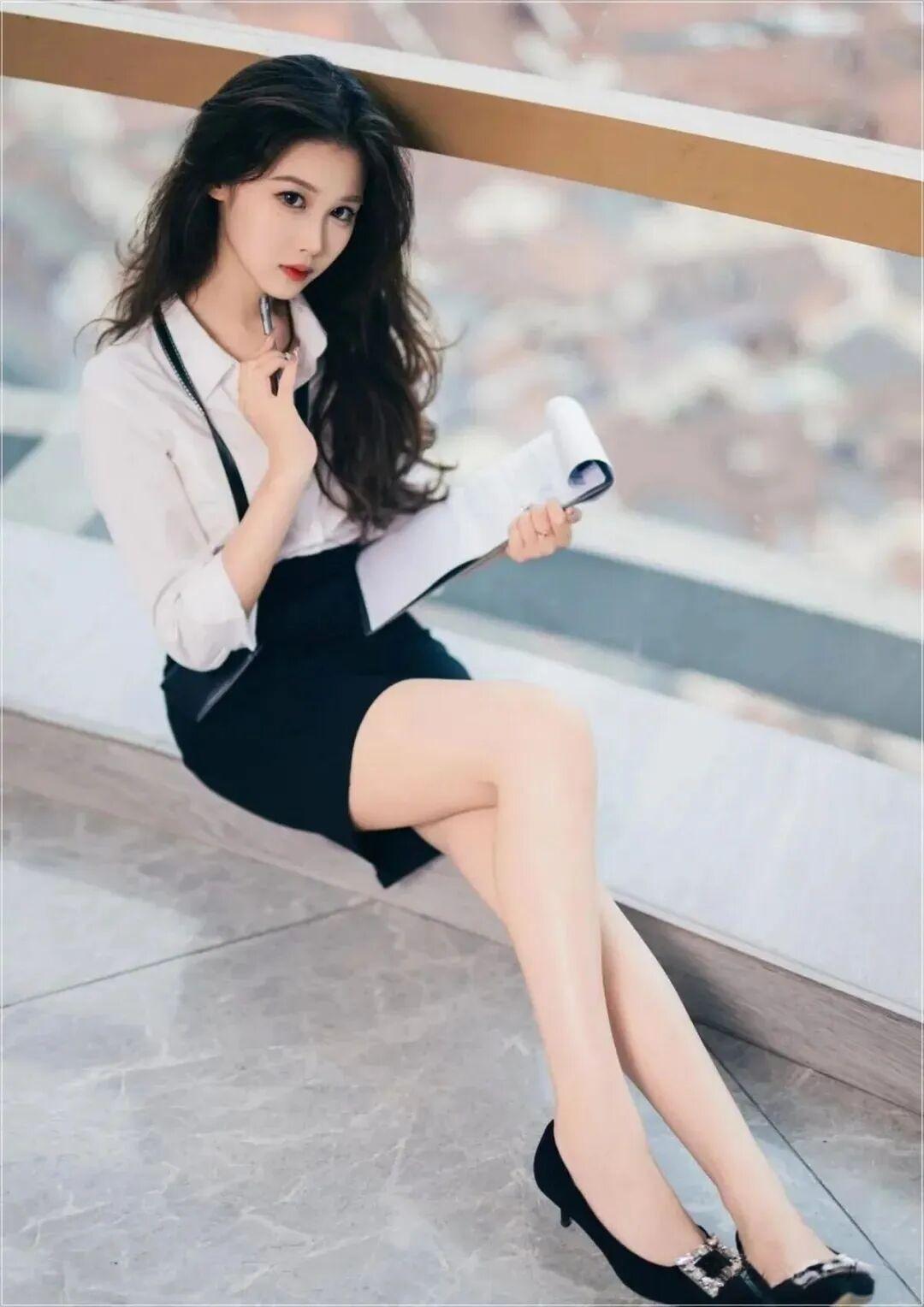 都市白领的优雅日常，黑裙白衬衫，自信满满！👠💄