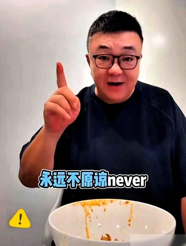儿子刚入选U17国家队，孙守东就回头找董路求情。孩子一进国字号，当爹的就忙着回