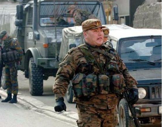 世界上最安全的两个国家，一个谁也打不过，一个谁也不敢打。世界纷纷扰扰，但有两个国