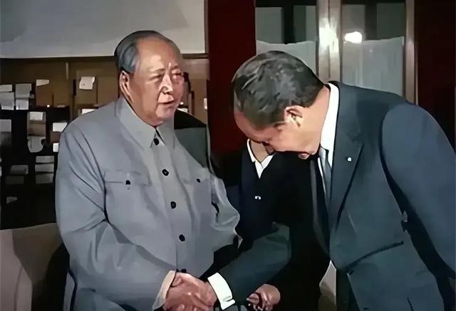 基辛格回忆说，毛泽东“成了凌驾整个房间的中心，而这不是靠大多数国家里那种用排场使