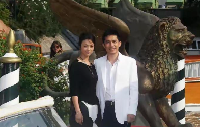 这是当初拍《色戒》时，梁朝伟和汤唯拍的合影照片，当时导演为了让梁朝伟和汤唯在